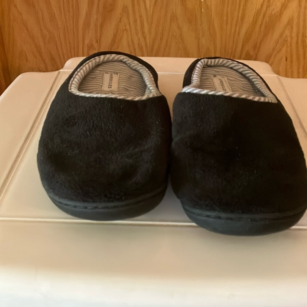 Aerosoles Women’s Slippers Sz 9 1/2-10 1/2 Black w/gray striped fabric. GUC